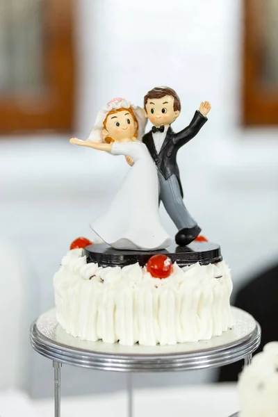 Tiro Vertical Bolo Casamento Bonito Simples Com Par Estátuas — Fotografia de Stock