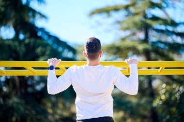 Parkta egzersiz yapan genç çocuk.