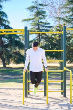 Parkta egzersiz yapan genç çocuk.