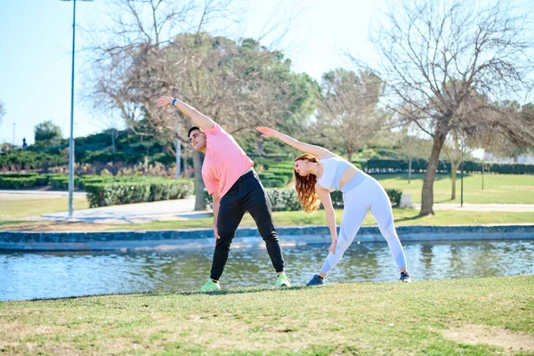 Genç çift dışarıda spor yapıyor.