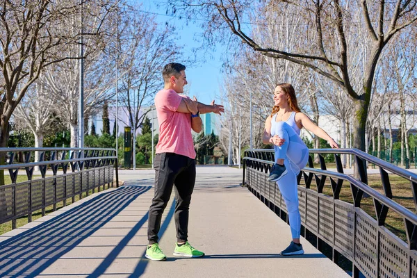 Genç çift dışarıda spor yapıyor.