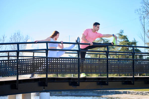 Pareja Joven Practicando Deportes Aire Libre — Foto de Stock