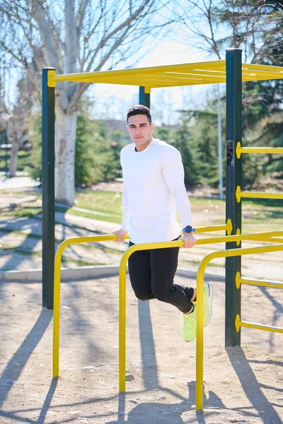Parkta egzersiz yapan genç çocuk.