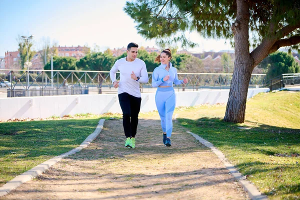Genç çift dışarıda spor yapıyor.