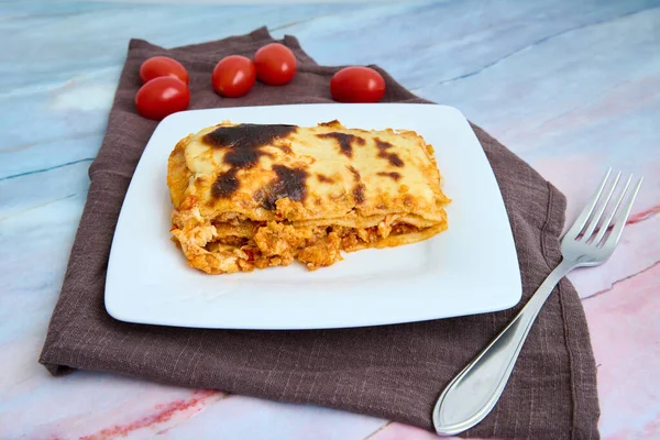 Ton balığı ve domates lazanyası.