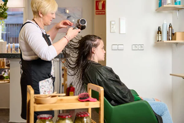 Cabeleireiro Seca Estilos Cabelo Com Secador Cabelo Salão Beleza — Fotografia de Stock