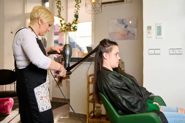 Hairdresser Dries Styles Hair Hair Dryer Beauty Salon — Stock Photo, Image