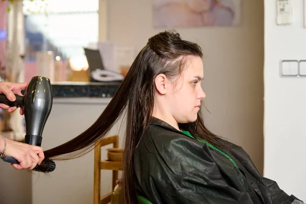 Kappers Droogt Stijlen Het Haar Met Een Haardroger Schoonheidssalon — Stockfoto