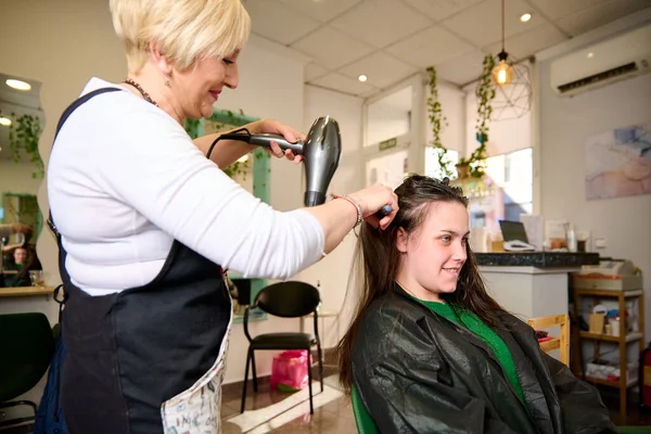 Parrucchiere Asciuga Stili Capelli Con Asciugacapelli Nel Salone Bellezza — Foto Stock