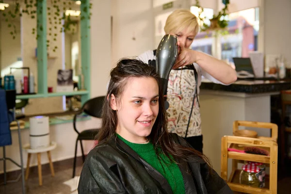 Hairdresser Dries Styles Hair Hair Dryer Beauty Salon — Stock Photo, Image