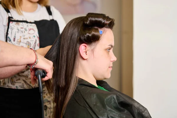 Перукар Сушить Стилізує Волосся Феном Салоні Краси — стокове фото