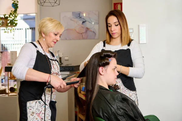 Peluquero Haciendo Maquillaje Peinado Una Joven Cliente Salón Belleza — Foto de Stock