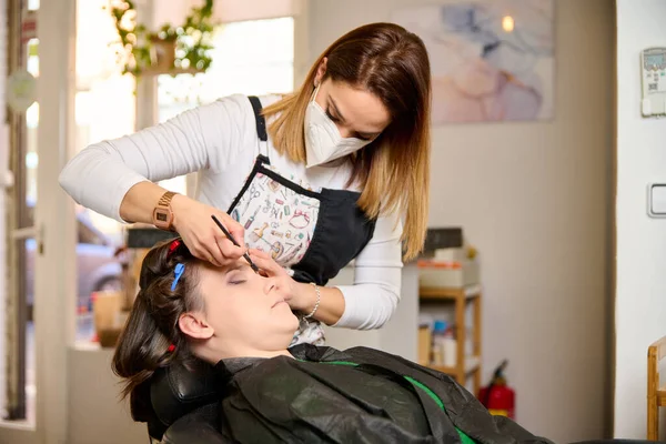 Peluquero Haciendo Maquillaje Peinado Una Joven Cliente Salón Belleza — Foto de Stock