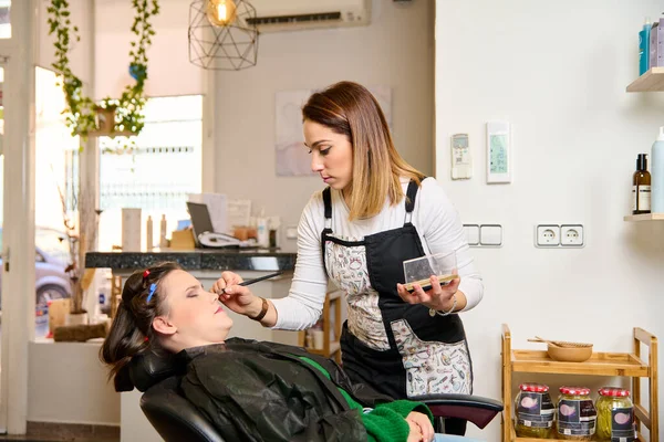 Hairdresser Doing Make Styling Young Female Client Beauty Salon — Stock Photo, Image
