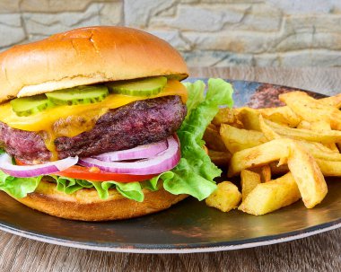 Peynirli burger ve patates kızartması.
