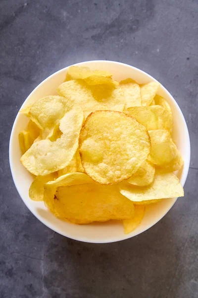 Siyah Arkaplanda Patates Kızartması Olan Beyaz Bir Kase — Stok fotoğraf