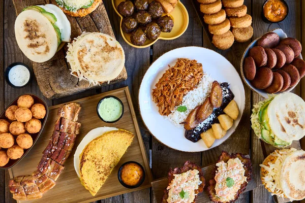 Mesa Con Comida Típica Venezolana Pabellón Criollo Arepas Cerdo Frito — Foto de Stock