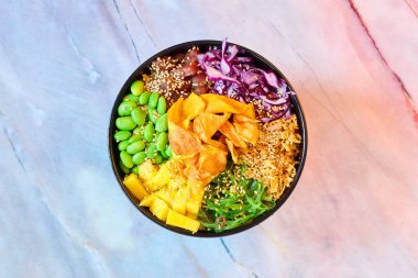 Mermer yüzeyde bir kase dürt.