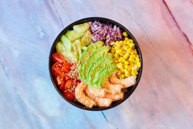 Mermer yüzeyde bir kase dürt.