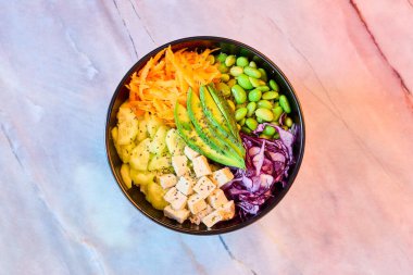 Mermer yüzeyde bir kase dürt.