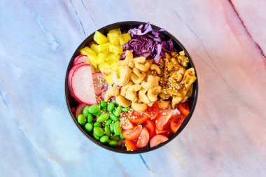 Mermer yüzeyde bir kase dürt.