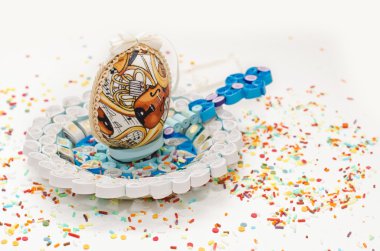 Kağıt tabakta güzel yumurta