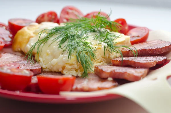 Kızartılmış jambon ve peynirli omlet