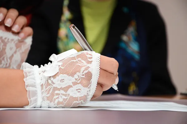 Signing an important document — Stock Photo, Image