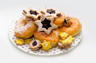 bir plaka üzerinde sulu börekler