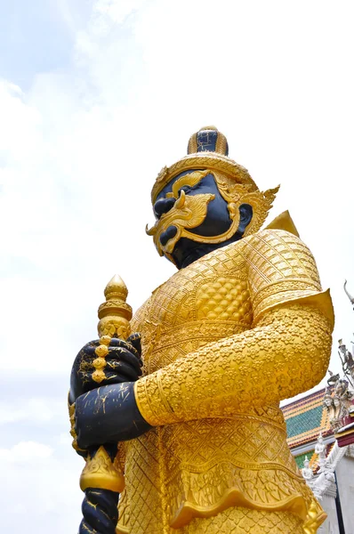Giant golden statue — Stock Photo, Image