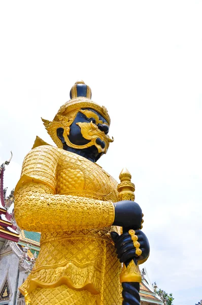 Гигантская золотая статуя — стоковое фото