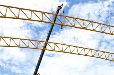 Sarı berrak mavi gökyüzünün çatıda