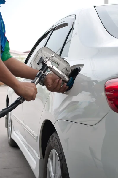 Bijvullen cng gas bij brandstof station — Stockfoto