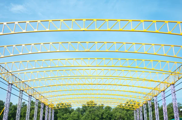 Tetto giallo su un cielo blu chiaro — Foto Stock