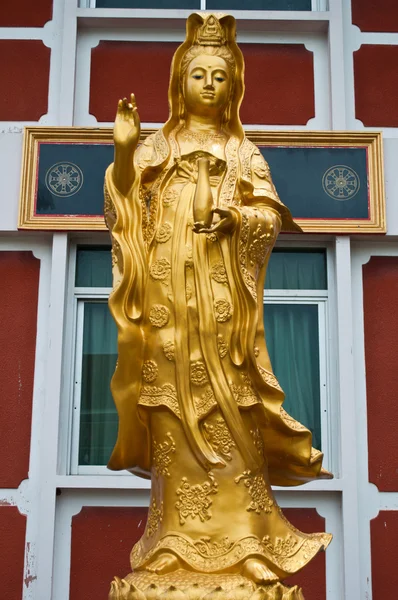 Statue dorée de Guanyin — Photo