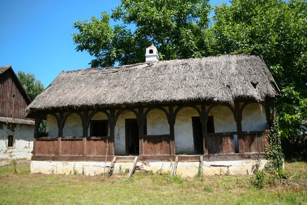 Ethno house v obci v Srbsku — Stock fotografie