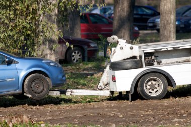 Araba çekme kamyonu yanlış otoparka park etmiş.
