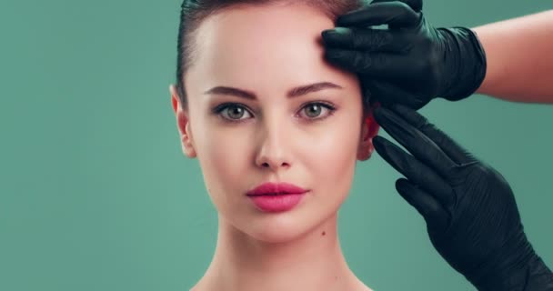 Zeitlupenclip Arzt Überprüft Haut Vor Schönheitsoperation Gesichtshaut Check Vor Schönheitschirurgie — Stockvideo