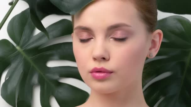Detailní Tvář Mladé Krásné Ženy Zdravou Čistou Pletí Krásná Bílá — Stock video