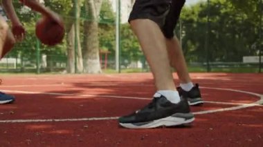 Sıcak bir yaz gününde sokak basketbolu oynayan insanlar. Güneşli bir yaz gününde açık hava sahasında basketbol oynayan iki genç. Saldırı ve savunma, atış yok..