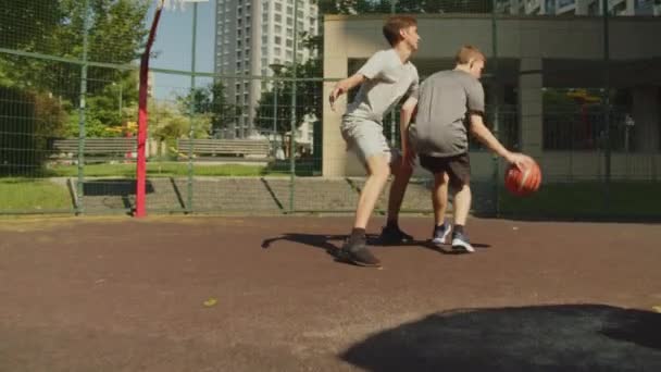 Pessoas Jogando Basquete Rua Durante Dia Quente Verão Dois Adolescentes — Vídeo de Stock