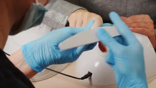 Vrouwelijke Manicure Nagellak Verwijderen Schoonheidssalon Proces Van Nagelverzorging Een Schoonheidssalon — Stockvideo