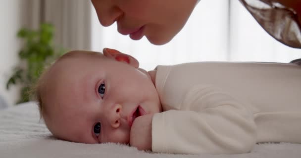 Genç Anne Güzel Sağlıklı Oğlunu Öpüyor Sevgi Dolu Bir Anne — Stok video