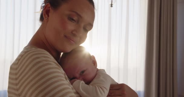 Jonge Moeder Met Kind Moeder Die Glimlacht Haar Zoontje Vasthoudt — Stockvideo