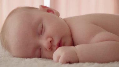 Evde uyuyan sağlıklı bir bebek. Güzel küçük bebek uyuyor. Bebek uykusuna yakın çekim. Kafkasyalı küçük bir bebeğin dinlenme görüntüsü. Şekerleme çocuğu, öğle uykusu..