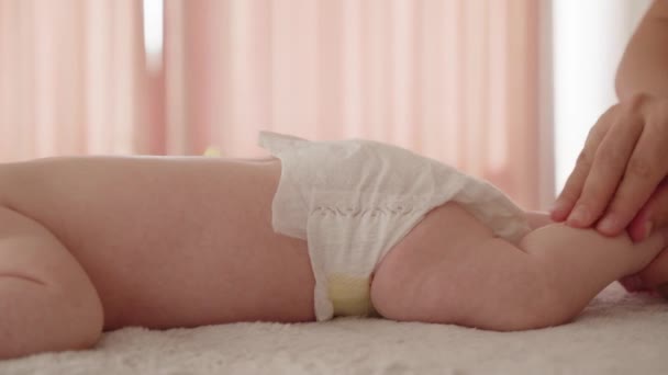 Masseuse Masseert Een Gezonde Baby Kleine Blanke Pasgeborene Liggend Zijn — Stockvideo