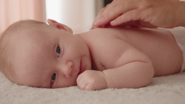 Μασέζ Κάνει Μασάζ Ένα Υγιές Μωρό Μικρό Καυκάσιο Νεογέννητο Που — Αρχείο Βίντεο