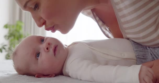 Mladá Matka Líbá Svého Aktivního Syna Zblízka Záběr Milující Maminky — Stock video