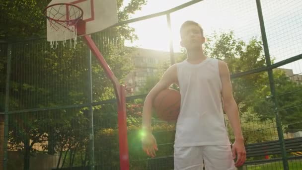 Video Pojke Som Står Basketplan Och Håller Basketboll Filmiskt Foto — Stockvideo