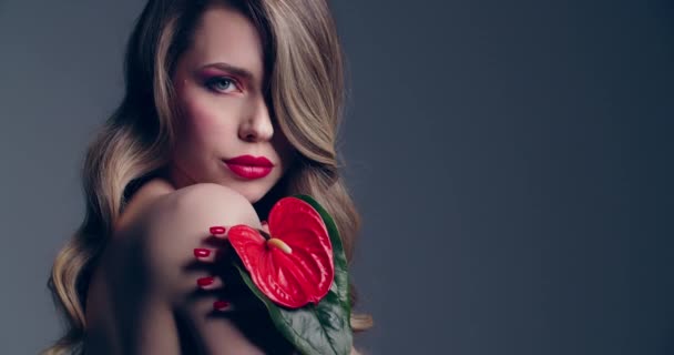 Donna Bionda Sexy Con Labbra Rosse Tiene Fiore Rosso Modella — Video Stock